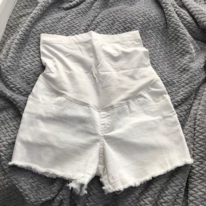 Liz Lange White full panel maternity shorts
